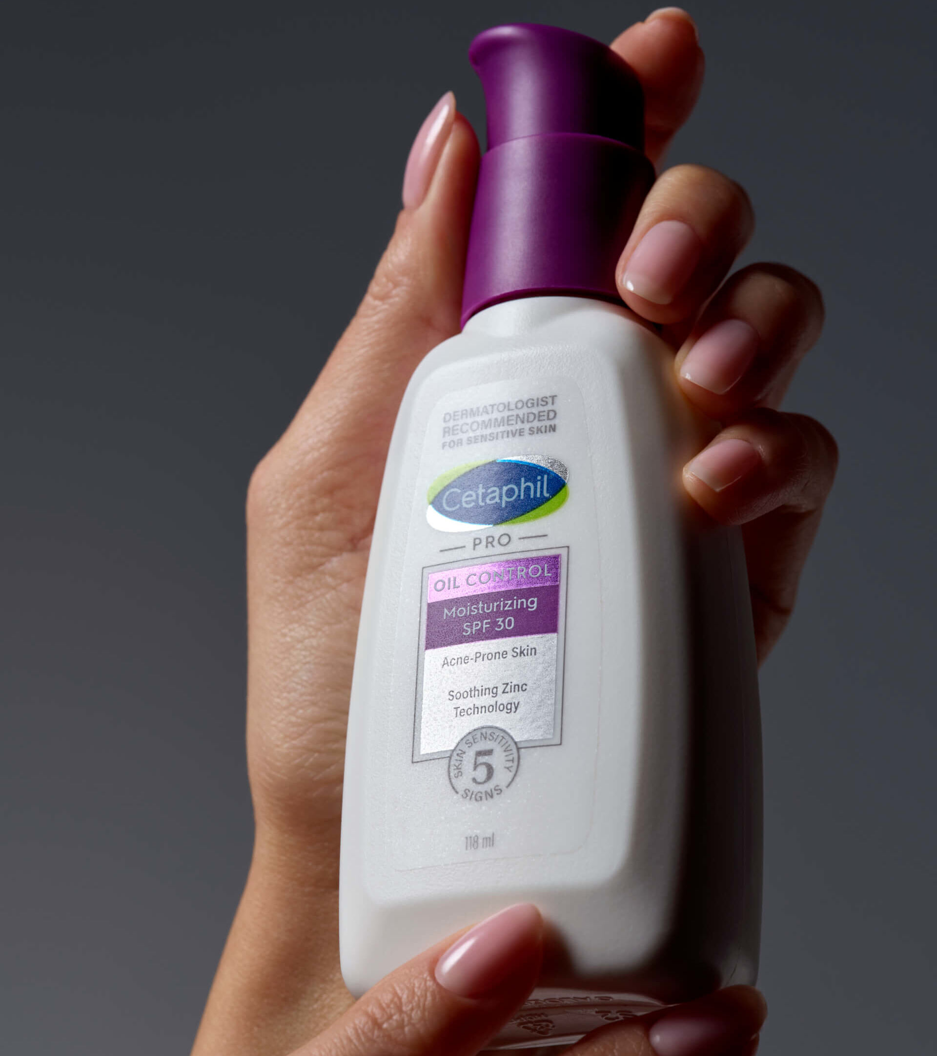 Nawilżający krem SPF30 z serii Cetaphil Oil Control.